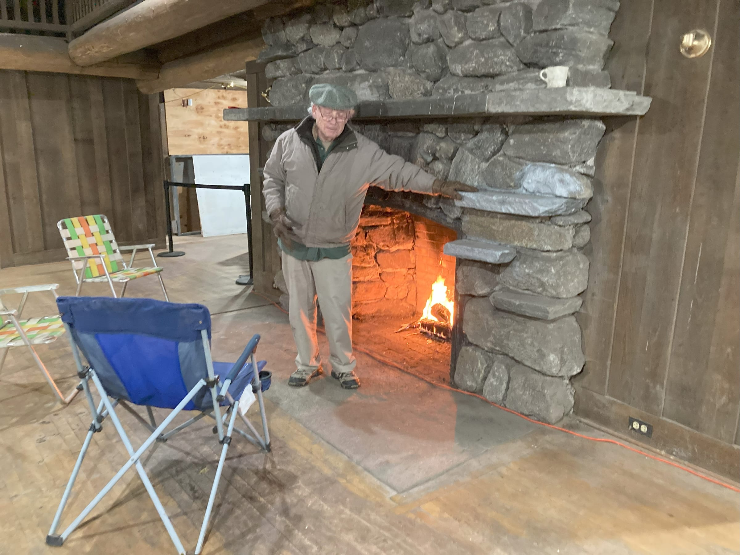 Interior aconchegante de cabana de montanha com lareira acesa