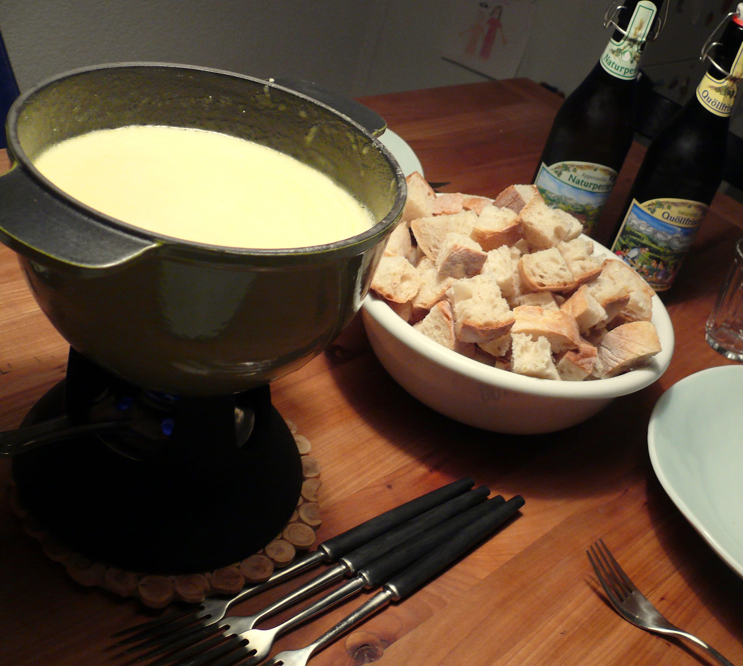 Panela de fondue de queijo derretido com pão para mergulhar