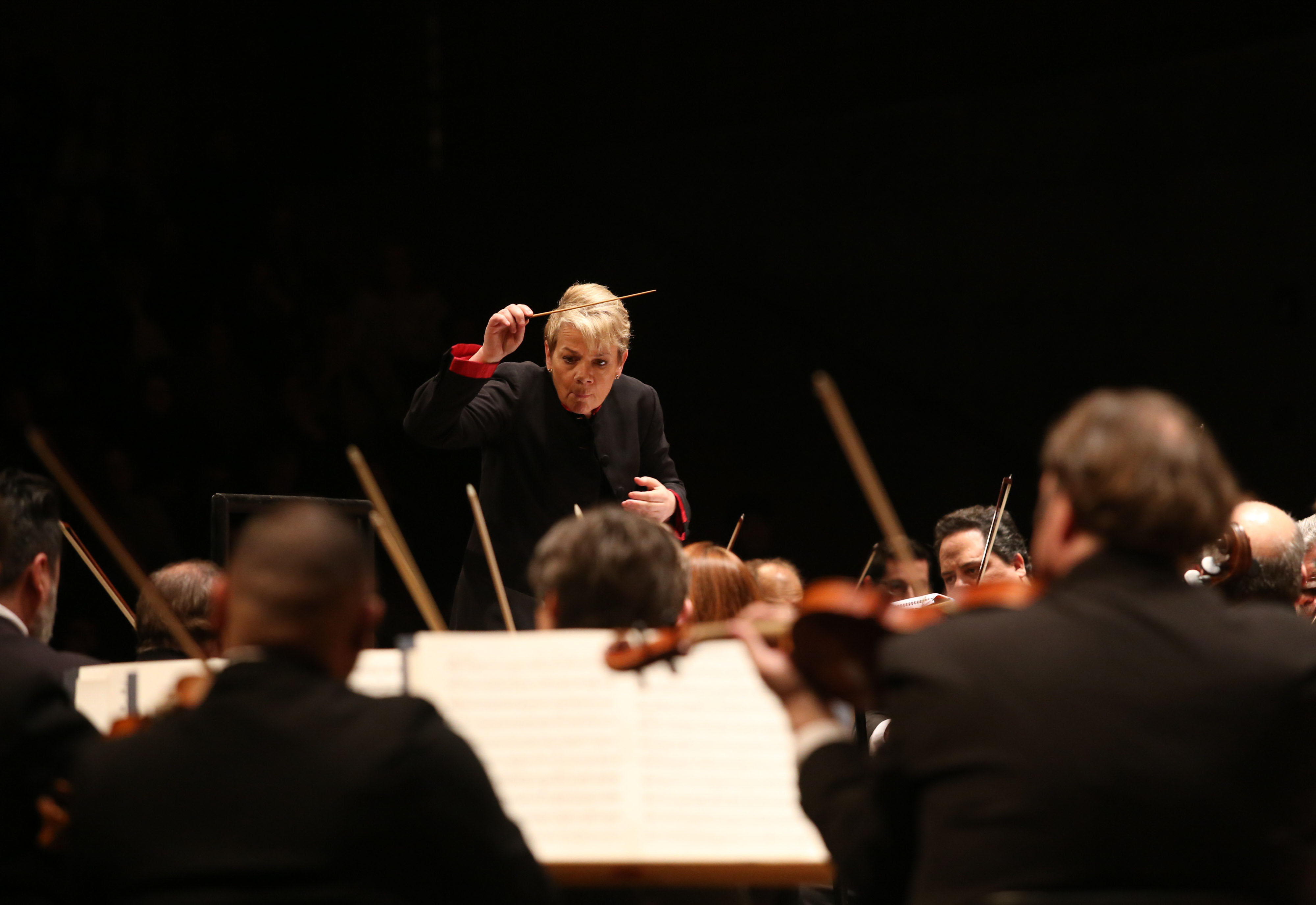 Marin Alsop regendo a OSESP no Festival de Inverno