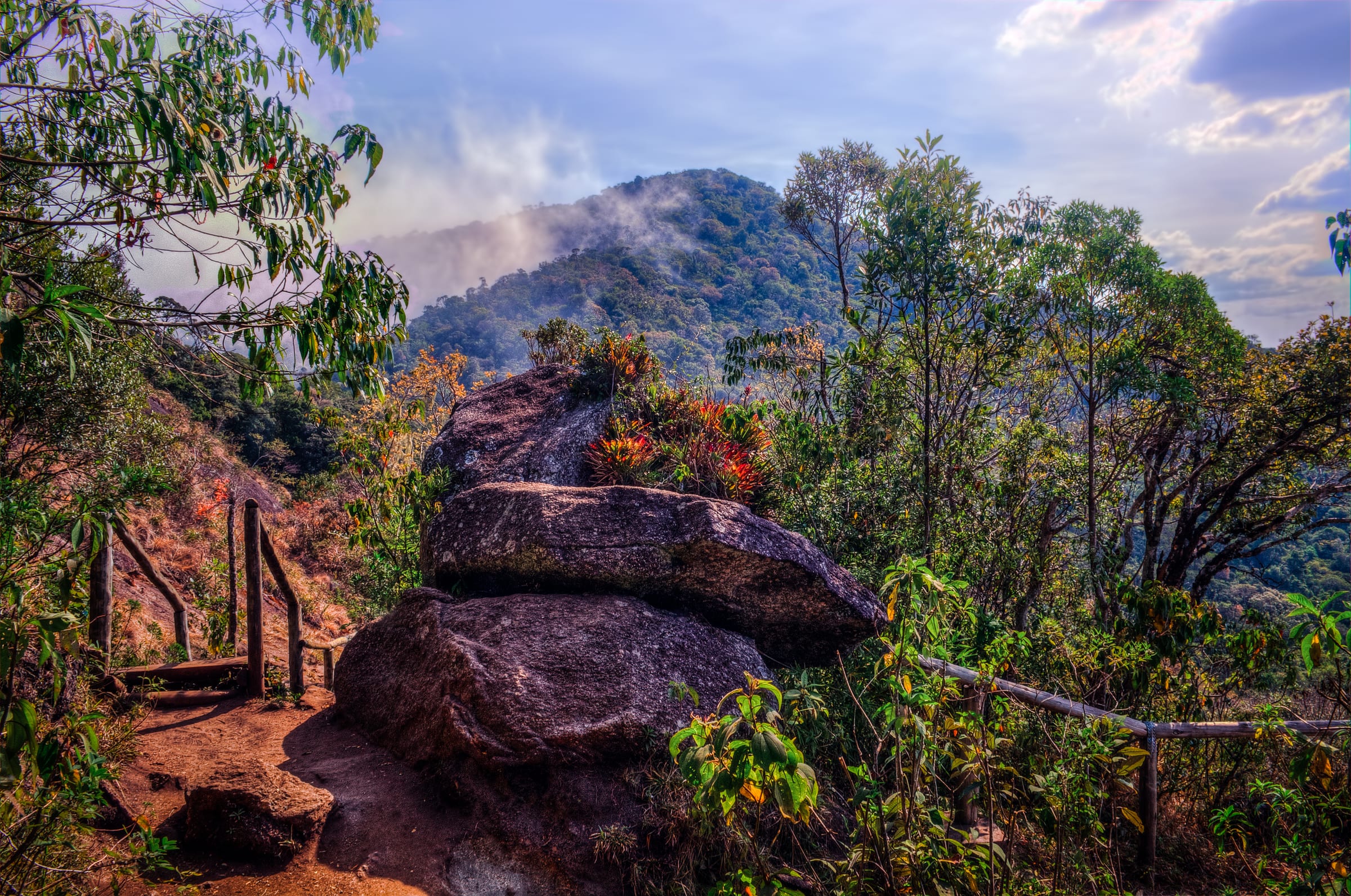 Trilha em montanha na Serra da Mantiqueira