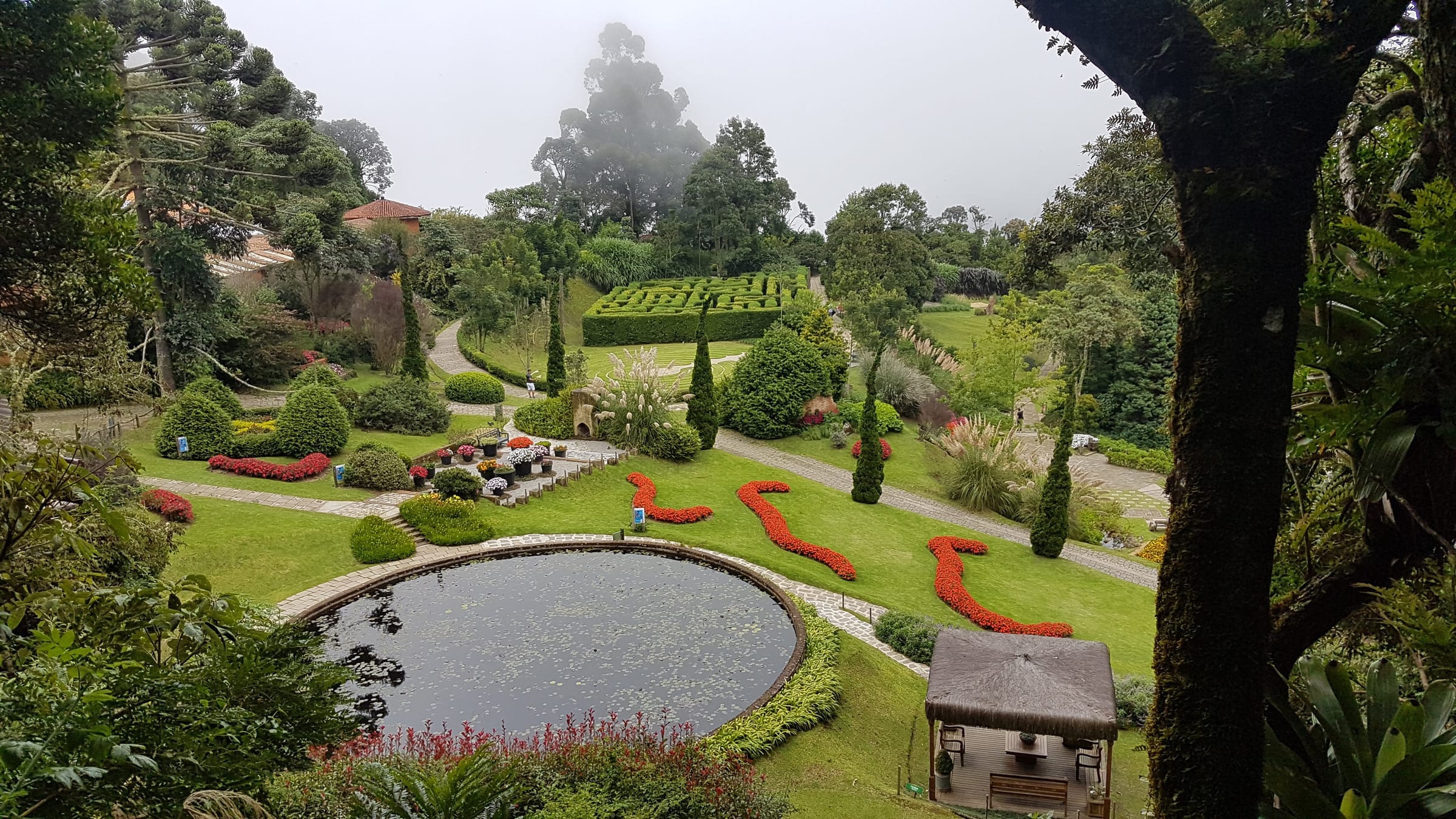 Vista dos jardins temáticos do Parque Amantikir