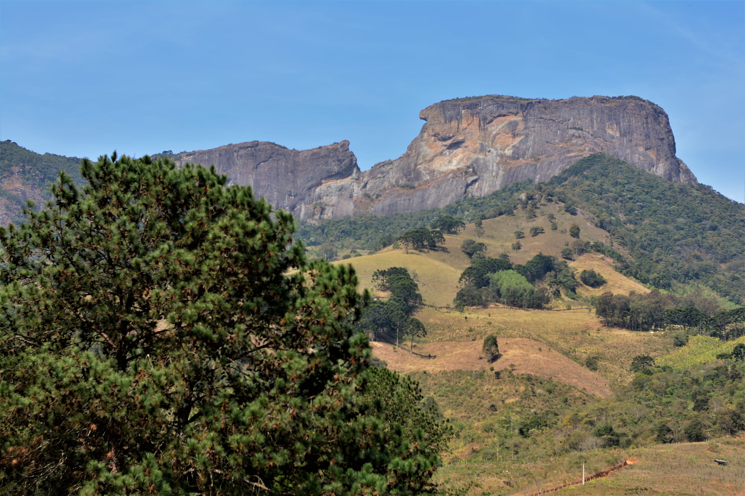 Formação rochosa da Pedra do Baú em São Bento do Sapucaí