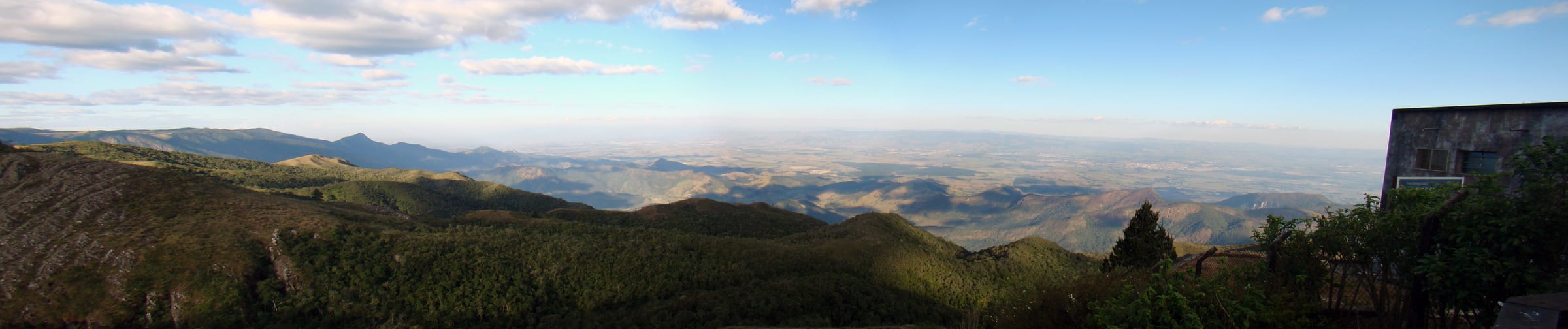 Vista panorâmica do Pico do Itapeva com o Vale do Paraíba ao fundo
