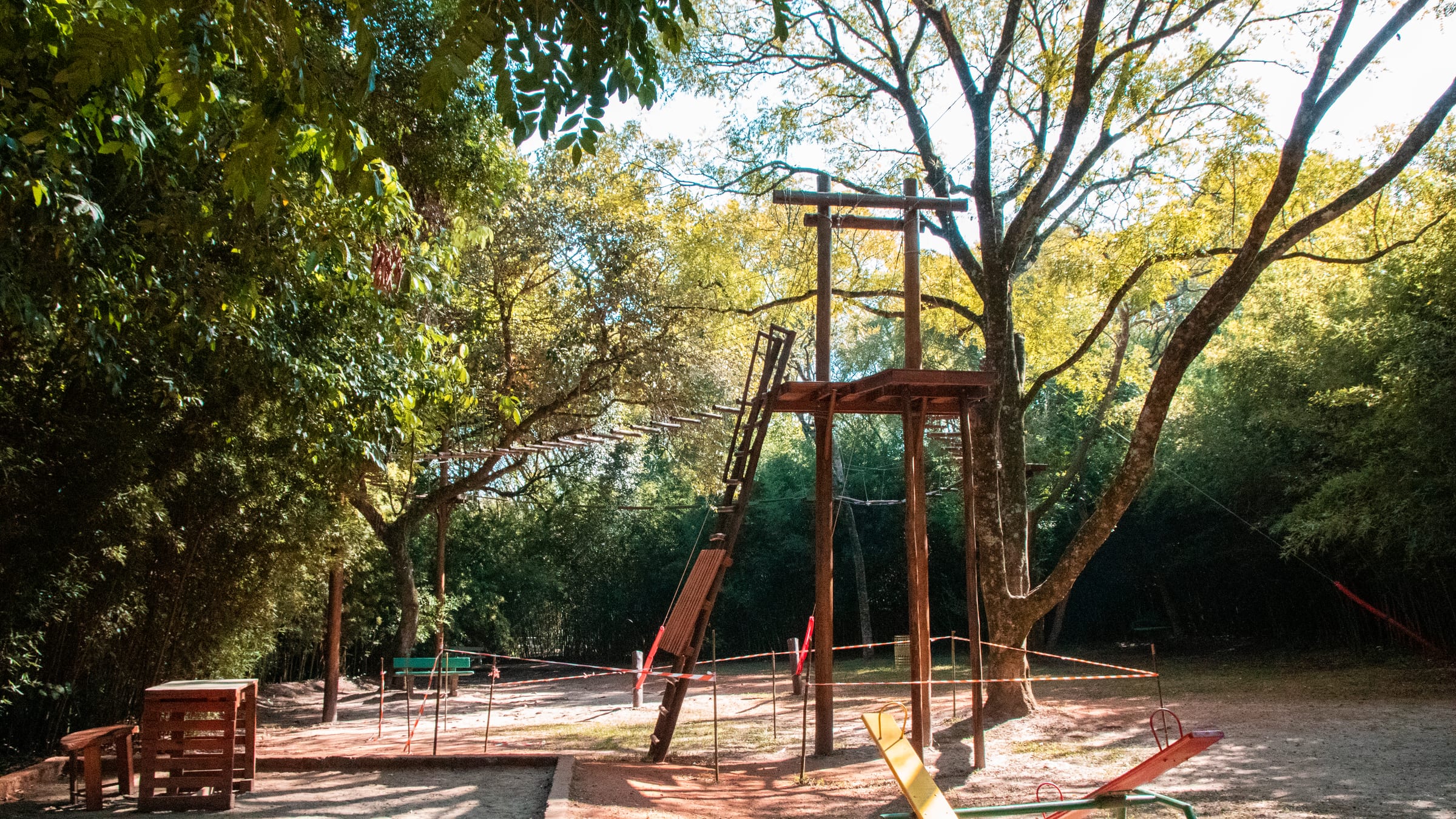 Tirolesa e arvorismo em parque de aventura na natureza