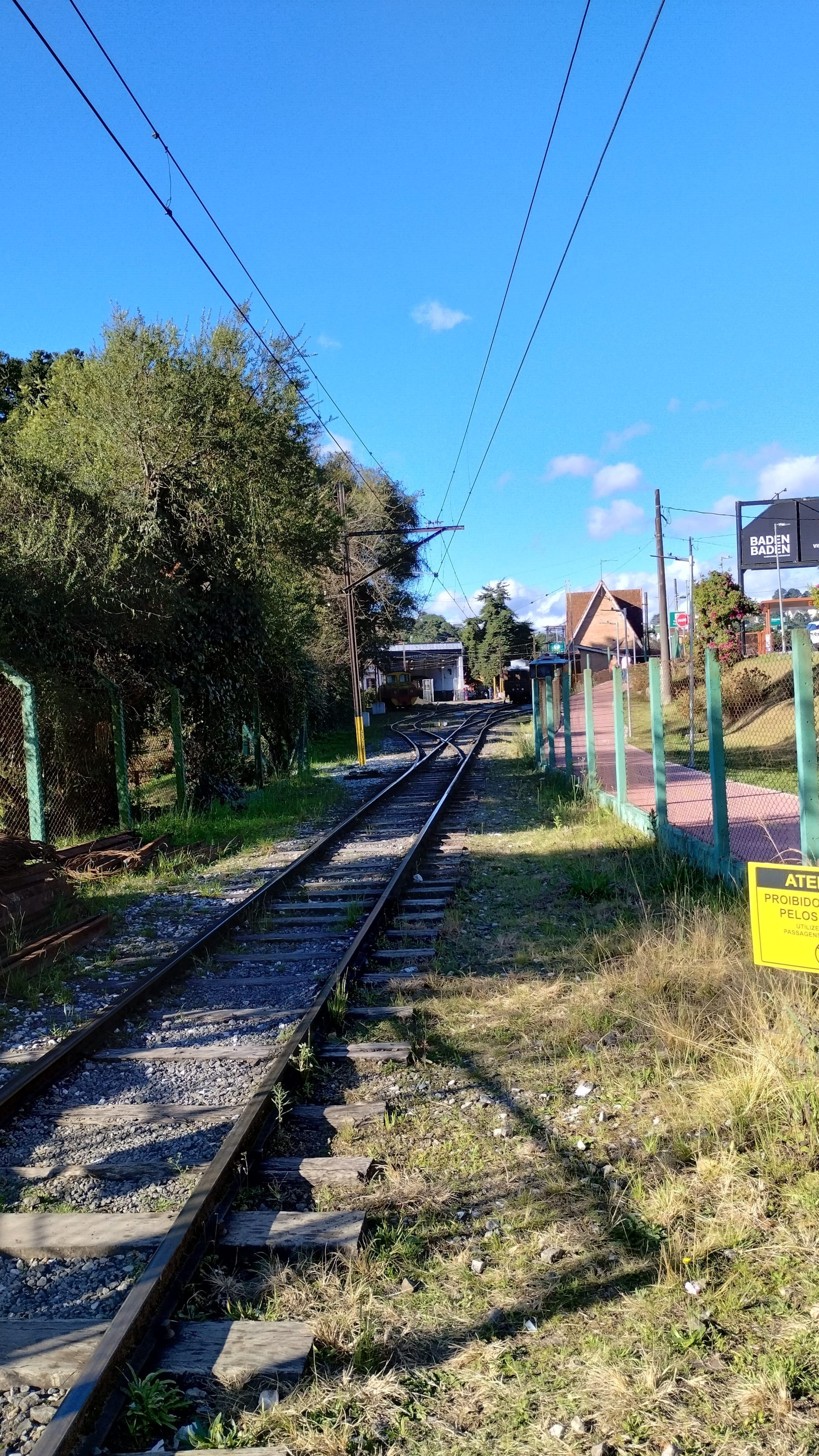 Estação Ferroviária Emílio Ribas vista da passagem em nível