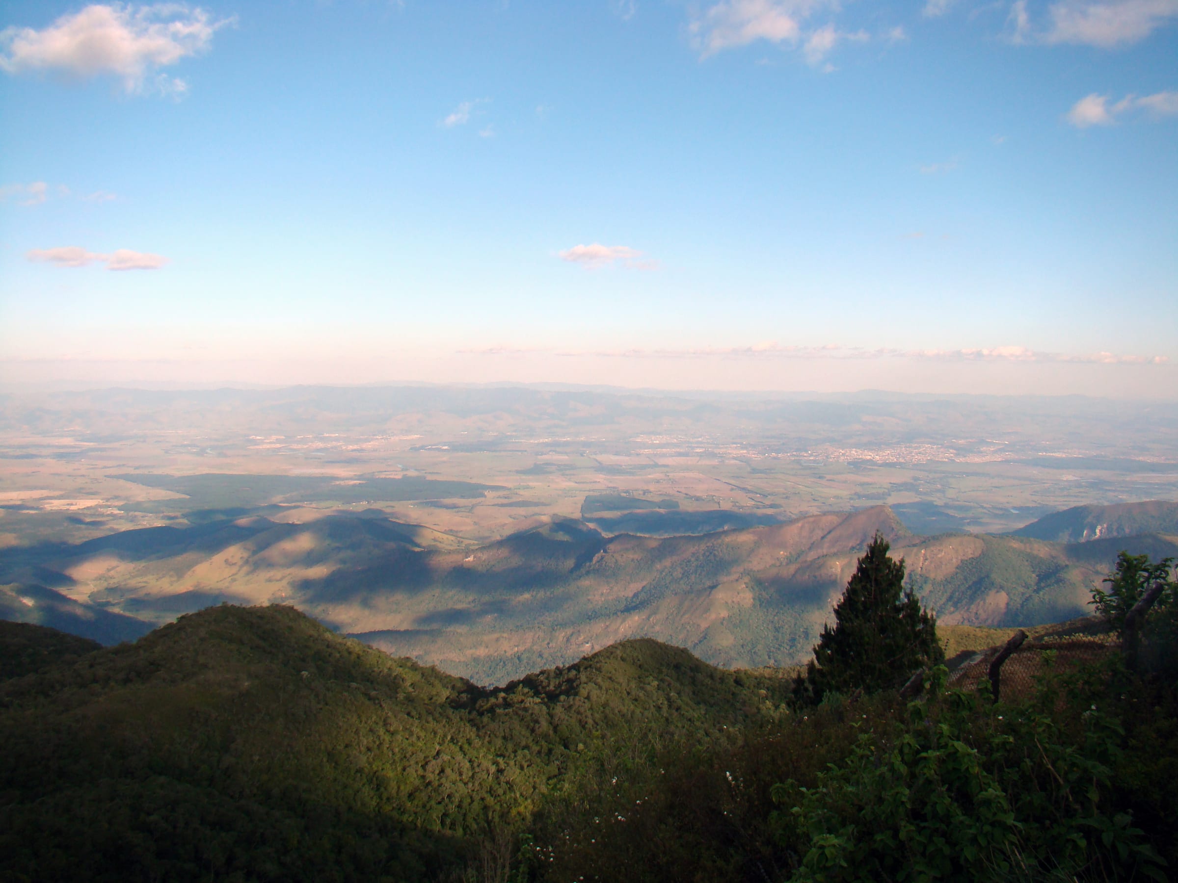 Vista do alto do Pico do Itapeva sobre o Vale do Paraíba